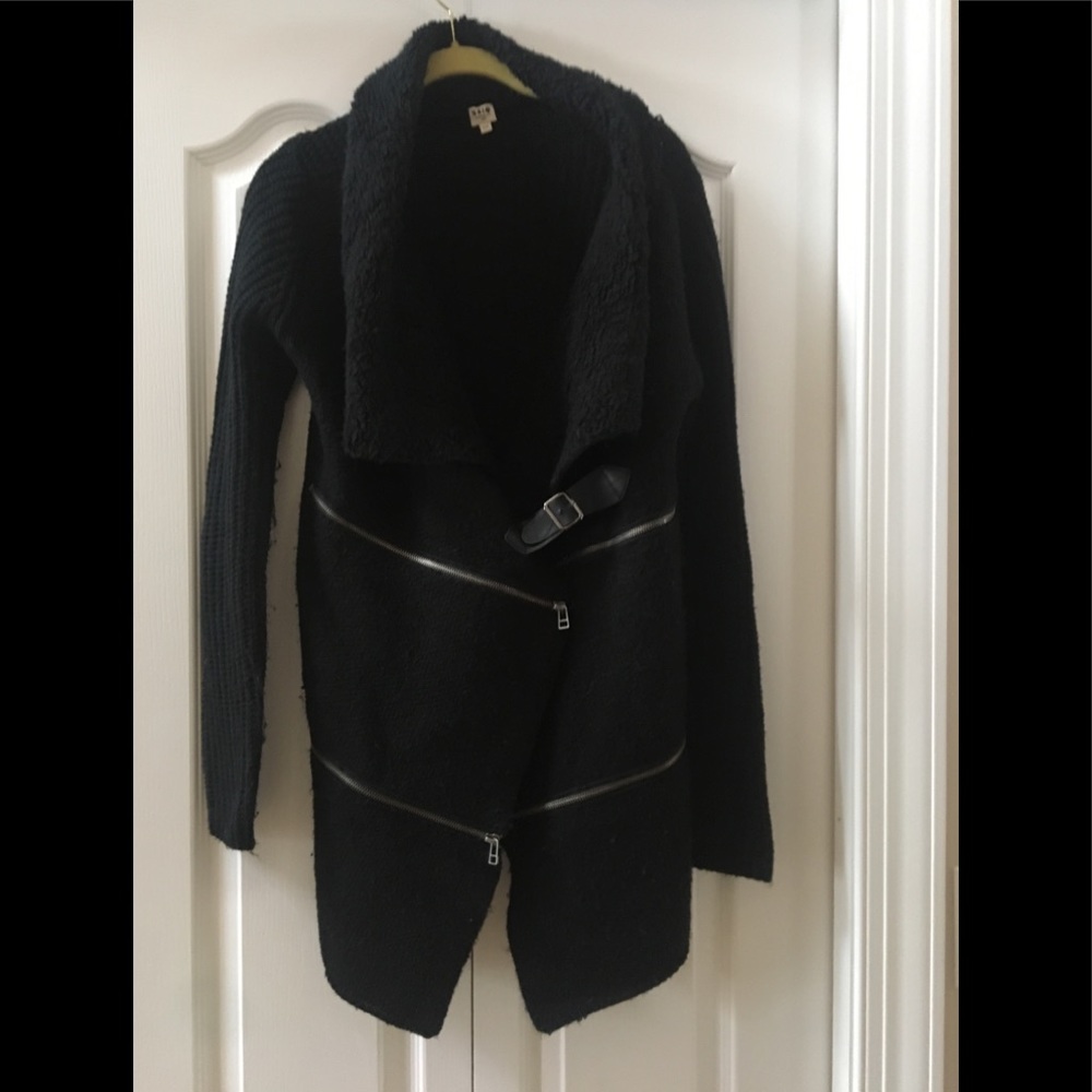 Black sweater coat by Uniq
